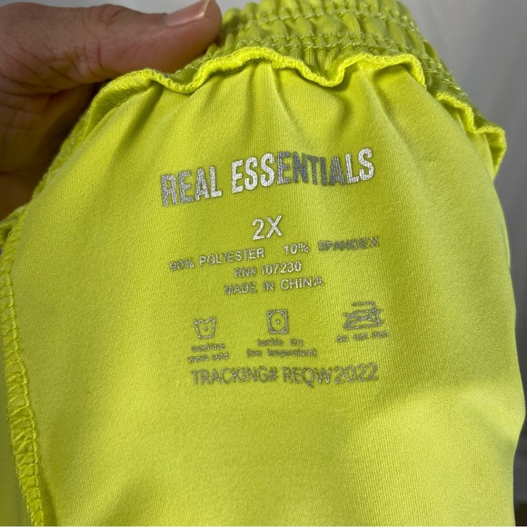 Real Essentials Women’s Relaxed Fit Active Dry-Fit Zipper Pocket Shorts - Picture 4 of 4